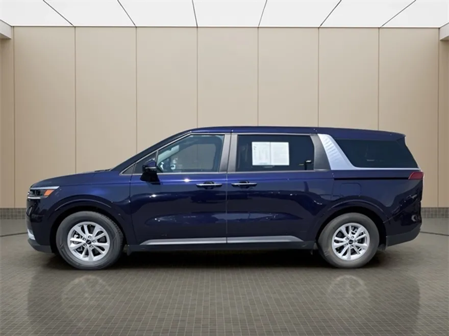 2024 Kia Carnival LX photo 1