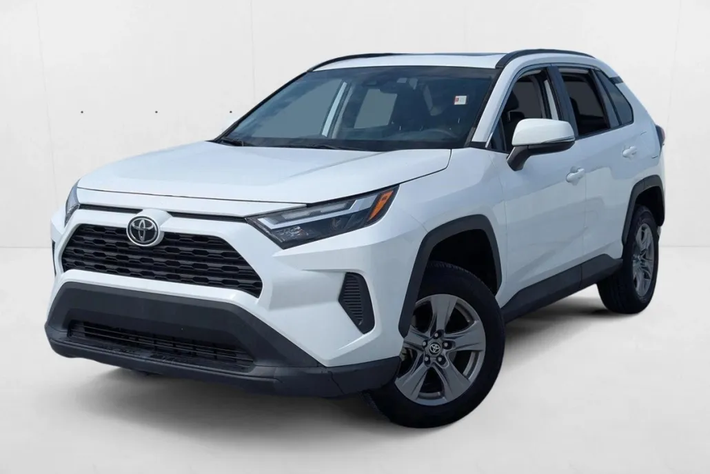 2022 Toyota RAV4 XLE photo 1