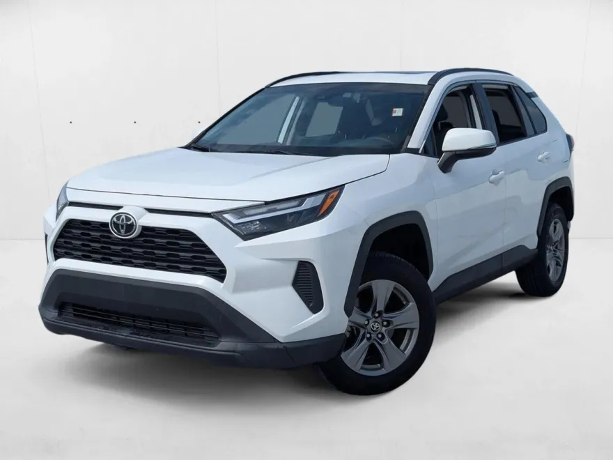 2022 Toyota RAV4 XLE photo 1