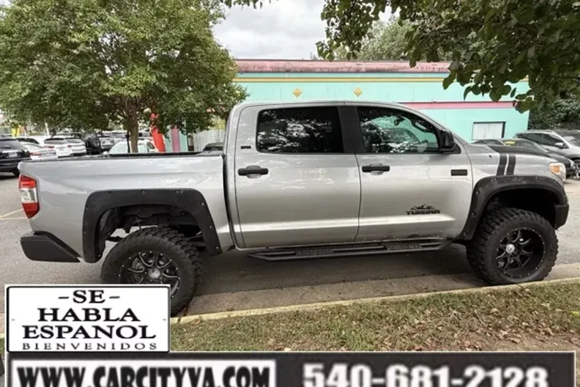 2017 Toyota Tundra CrewMax SR5 photo 1