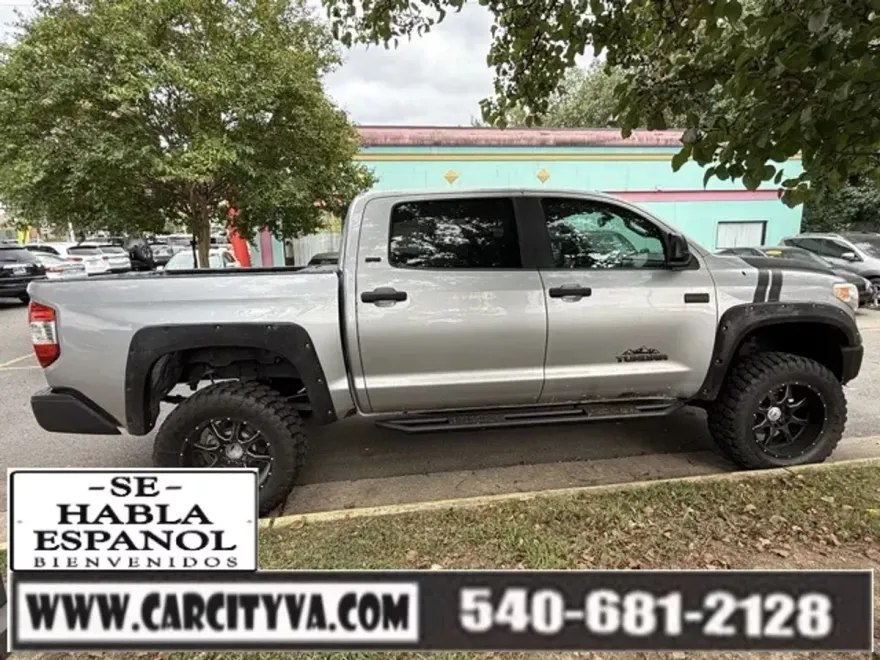 2017 Toyota Tundra CrewMax SR5 photo 1