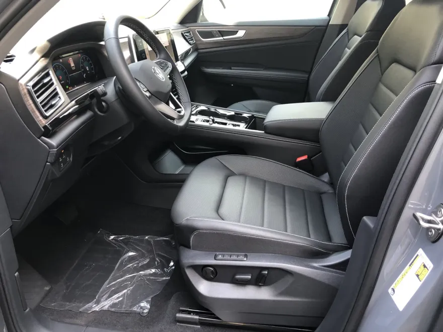 2025 Volkswagen Atlas SEL photo 1