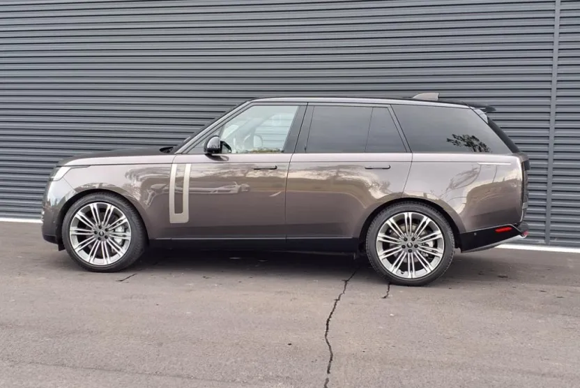 2023 Land Rover Range Rover SE photo 1