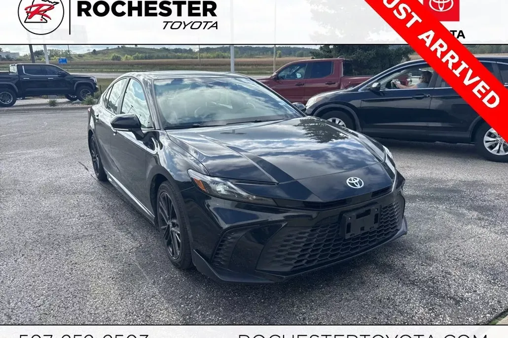2025 Toyota Camry SE photo 1