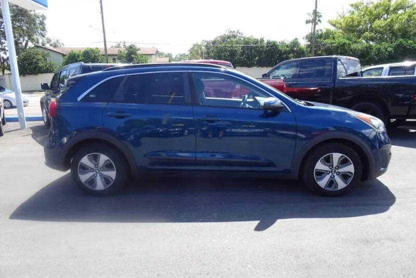 2017 Kia Niro LX photo 1
