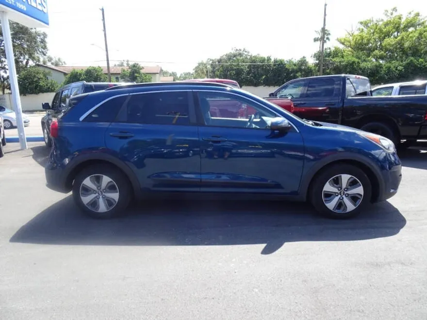 2017 Kia Niro LX photo 1
