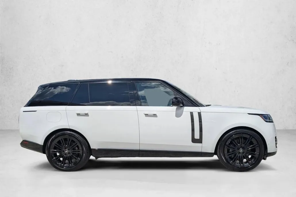 2023 Land Rover Range Rover SE photo 1