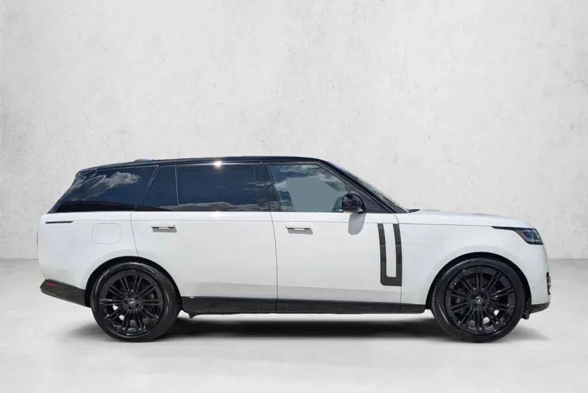 2023 Land Rover Range Rover SE photo 1