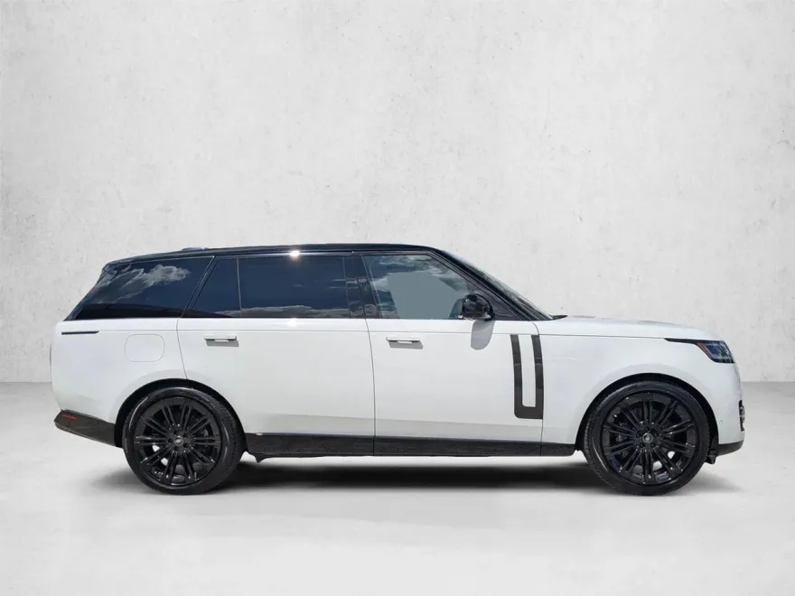 2023 Land Rover Range Rover SE photo 1