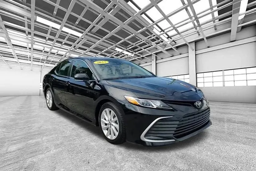 2023 Toyota Camry LE photo 1