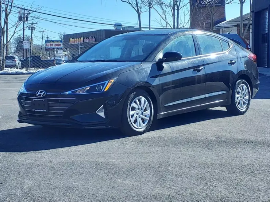 2019 Hyundai Elantra SE photo 1