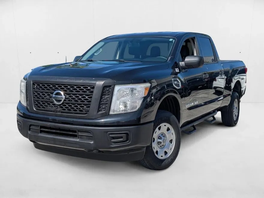 2017 Nissan Titan Crew Cab S photo 1