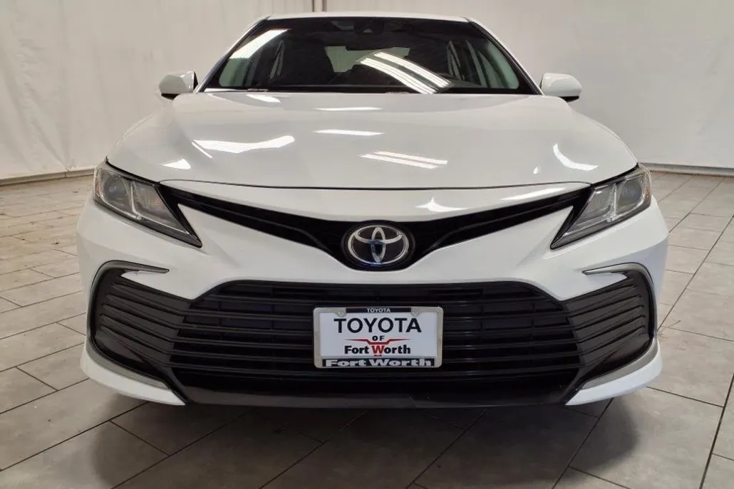 2021 Toyota Camry LE photo 1
