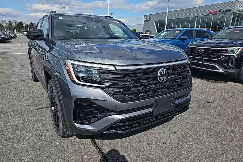 2025 Volkswagen Atlas Cross Sport SEL R-Line photo 1