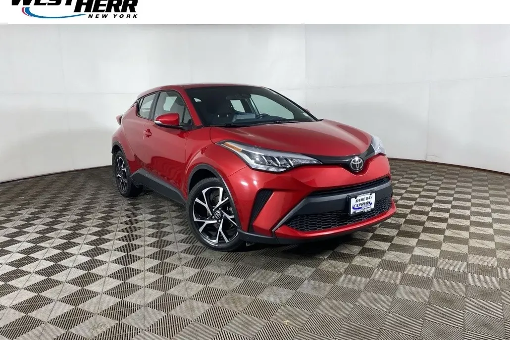 2021 Toyota C-HR XLE photo 1
