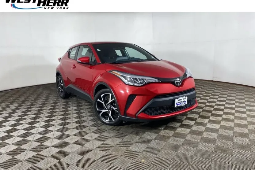 2021 Toyota C-HR XLE photo 1