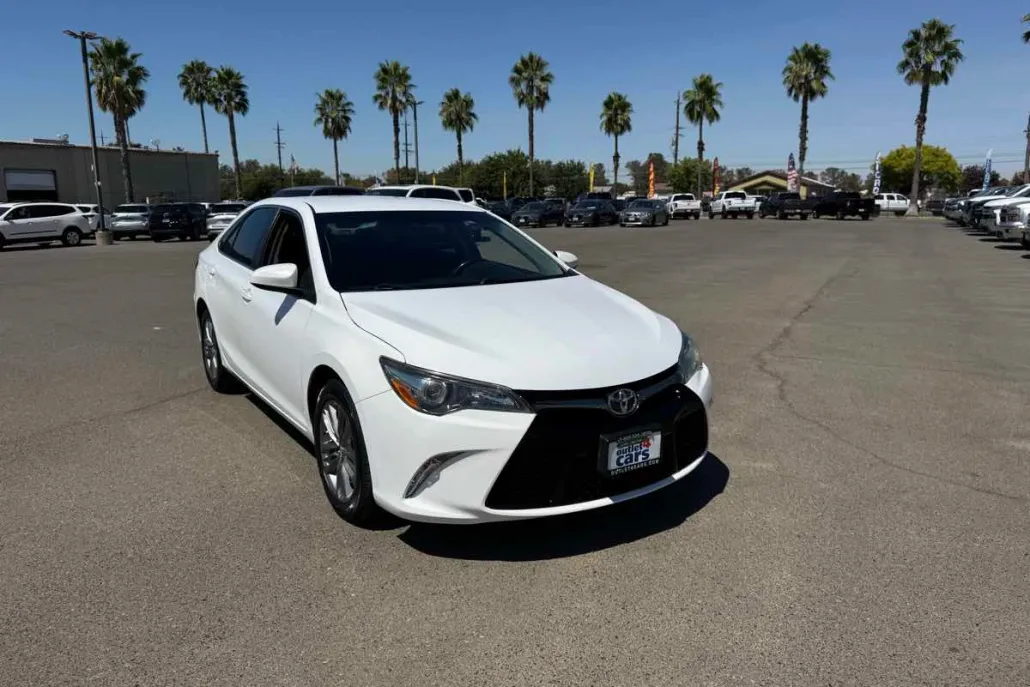 2017 Toyota Camry SE photo 1