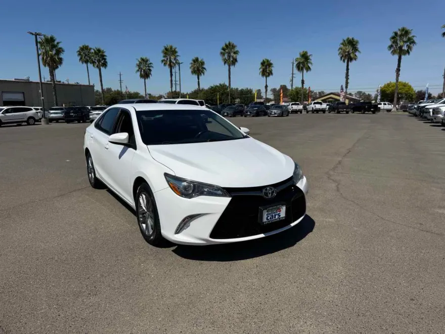 2017 Toyota Camry SE photo 1