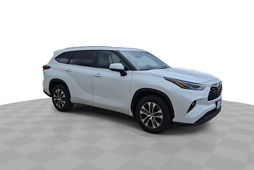 2023 Toyota Highlander XLE photo 1