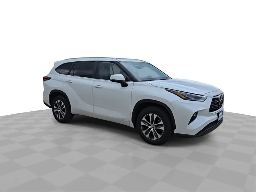 2023 Toyota Highlander XLE photo 1