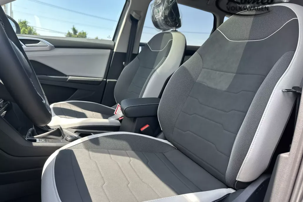 2025 Volkswagen Taos SE photo 1