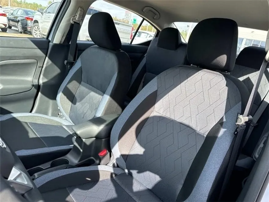 2025 Nissan Versa 1.6 SV photo 8