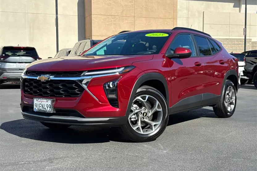 2025 Chevrolet Trax LT photo 1