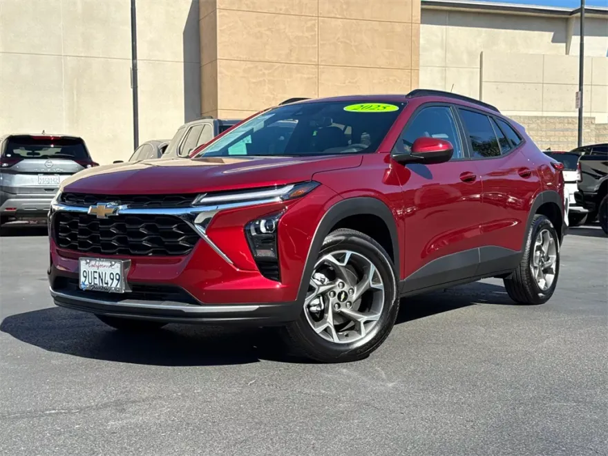 2025 Chevrolet Trax LT photo 1