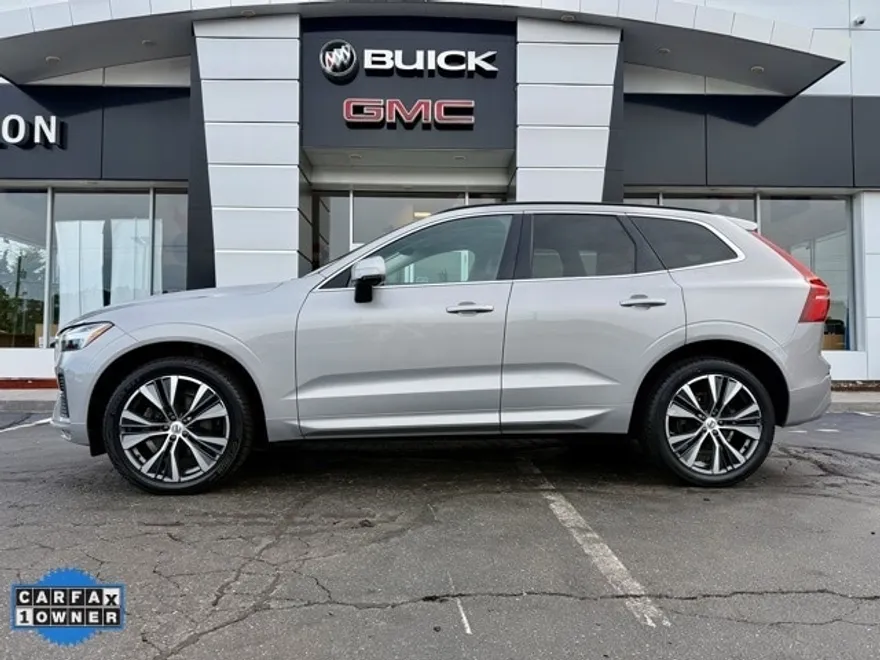 2022 Volvo XC60 B5 Momentum photo 1