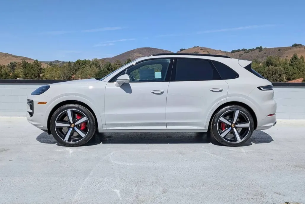 2025 Porsche Cayenne S photo 1