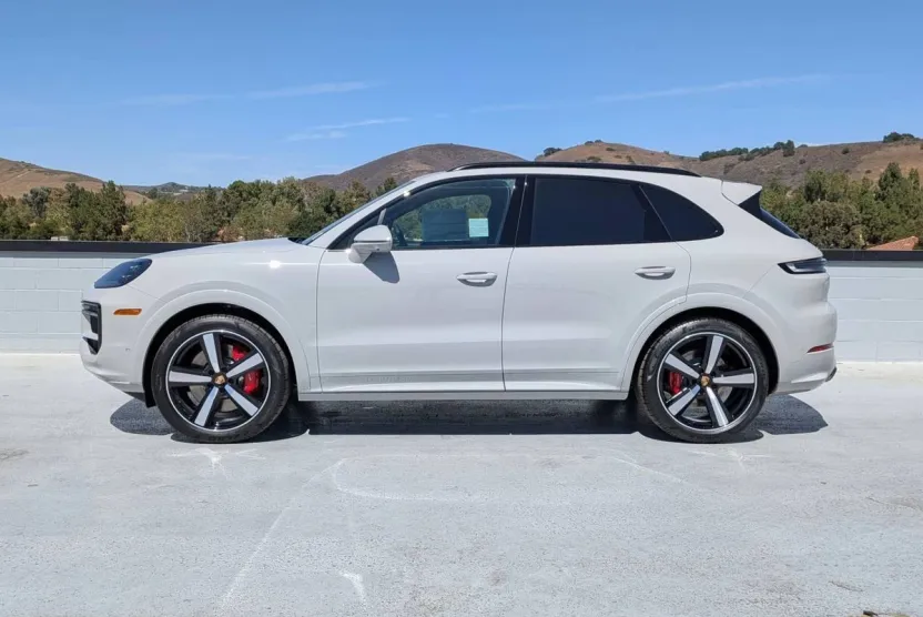 2025 Porsche Cayenne S photo 1