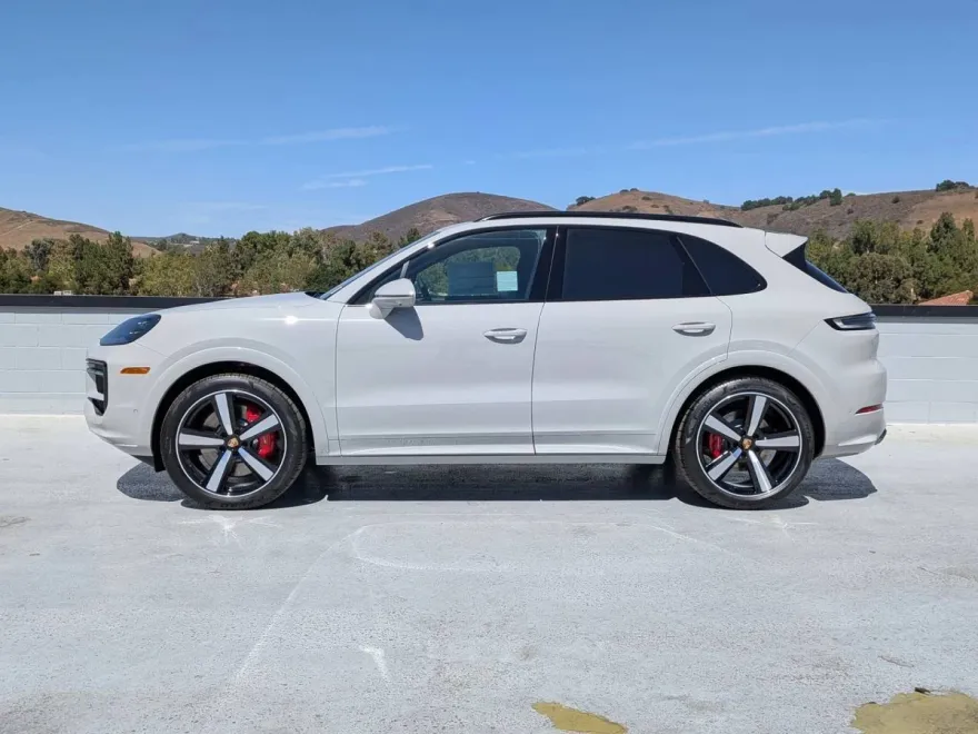 2025 Porsche Cayenne S photo 1