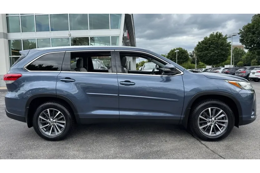2019 Toyota Highlander XLE photo 1