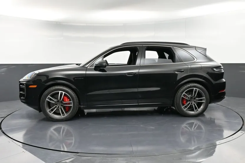 2025 Porsche Cayenne Turbo E-Hybrid photo 1