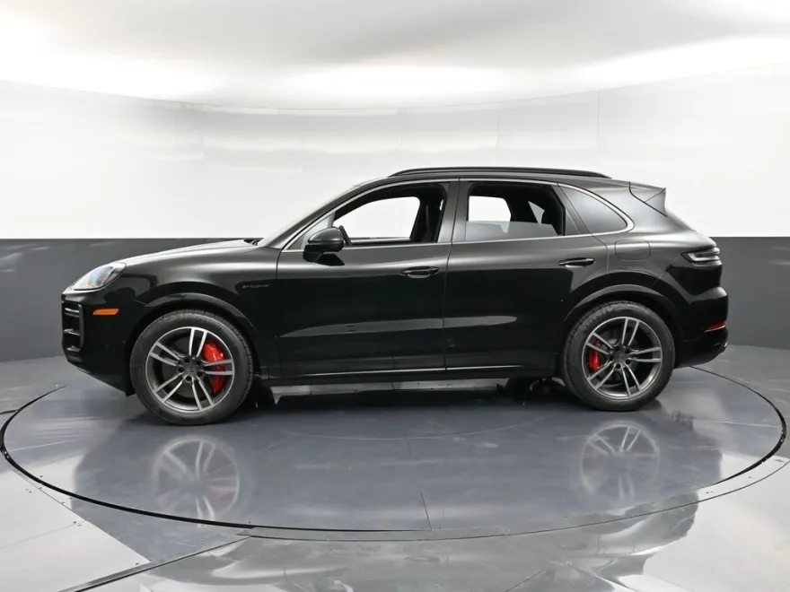 2025 Porsche Cayenne Turbo E-Hybrid photo 1