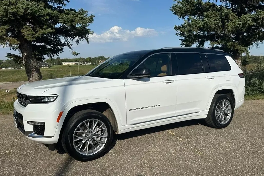 2023 Jeep Grand Cherokee L Summit photo 1