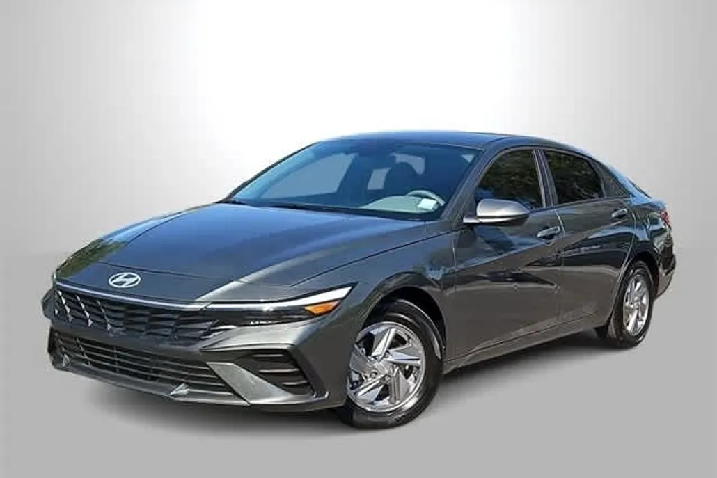 2025 Hyundai Elantra SE photo 1