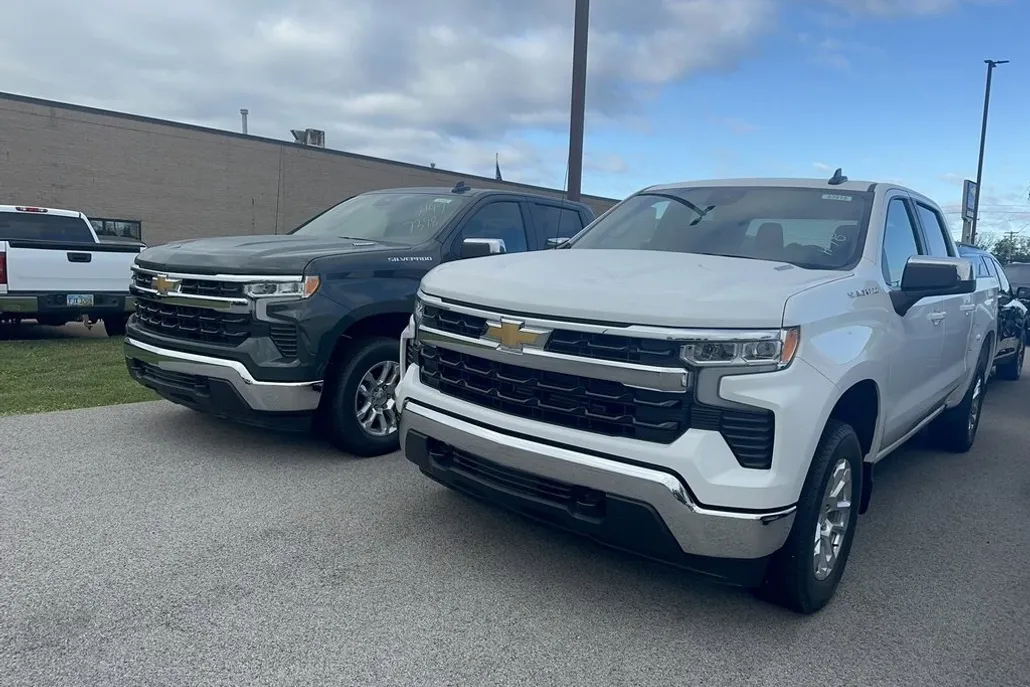 2026 Chevrolet Silverado 1500 LT photo 1