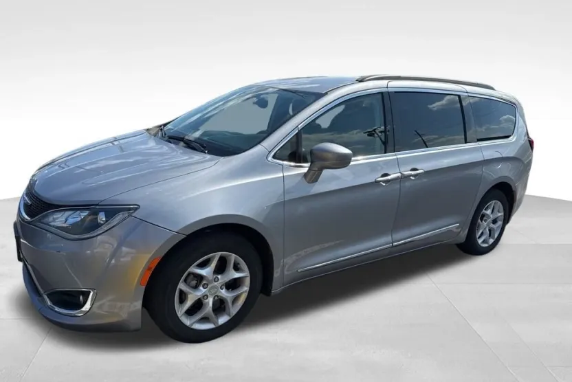 2017 Chrysler Pacifica Touring L photo 1