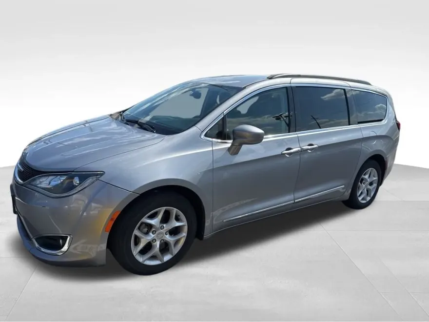 2017 Chrysler Pacifica Touring L photo 1