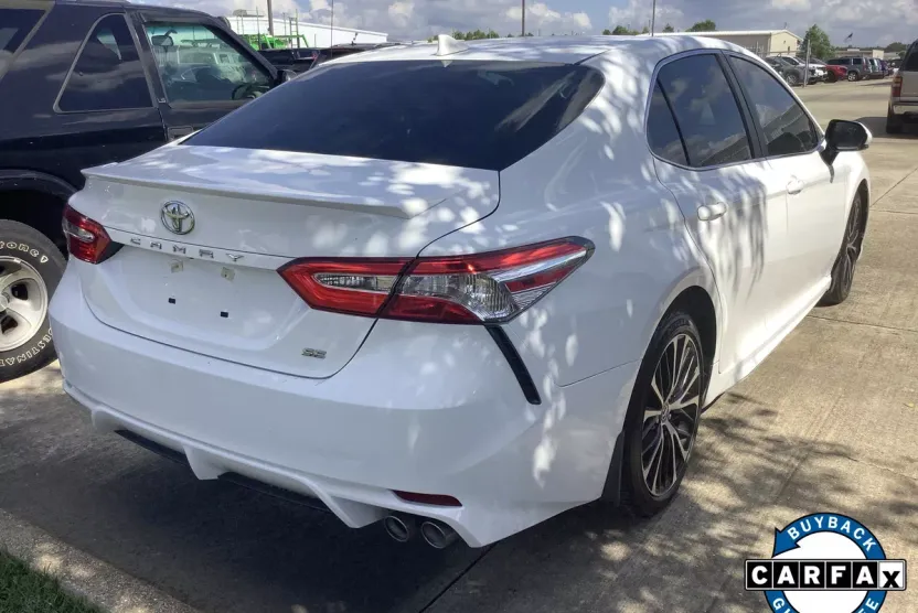 2020 Toyota Camry SE photo 1