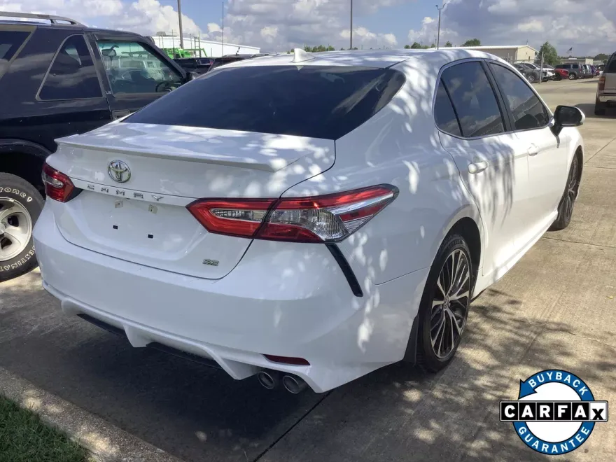 2020 Toyota Camry SE photo 1