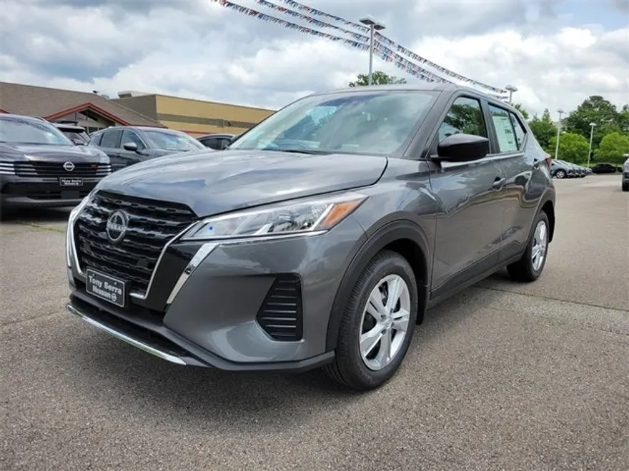 2025 Nissan Kicks Play S photo 1