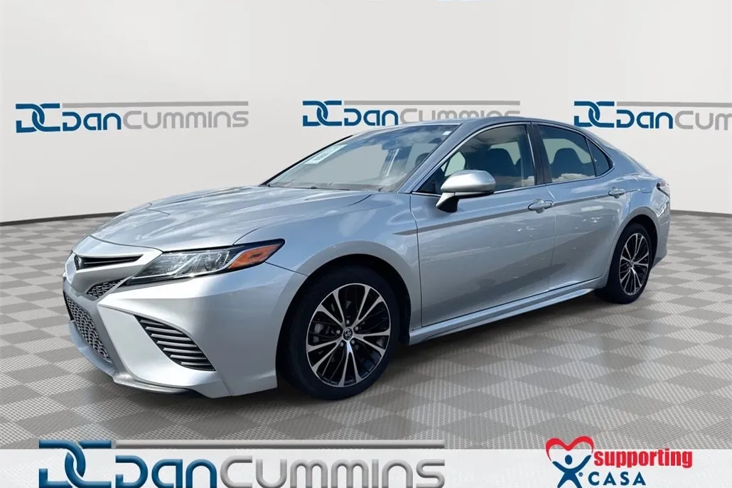 2018 Toyota Camry SE photo 1
