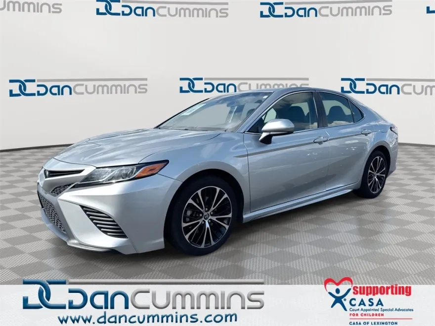 2018 Toyota Camry SE photo 1