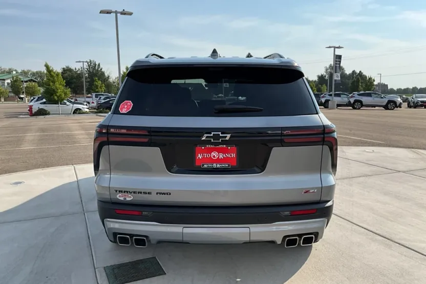 2024 Chevrolet Traverse Z71 photo 1