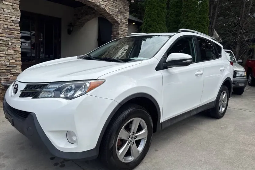 2015 Toyota RAV4 XLE photo 1