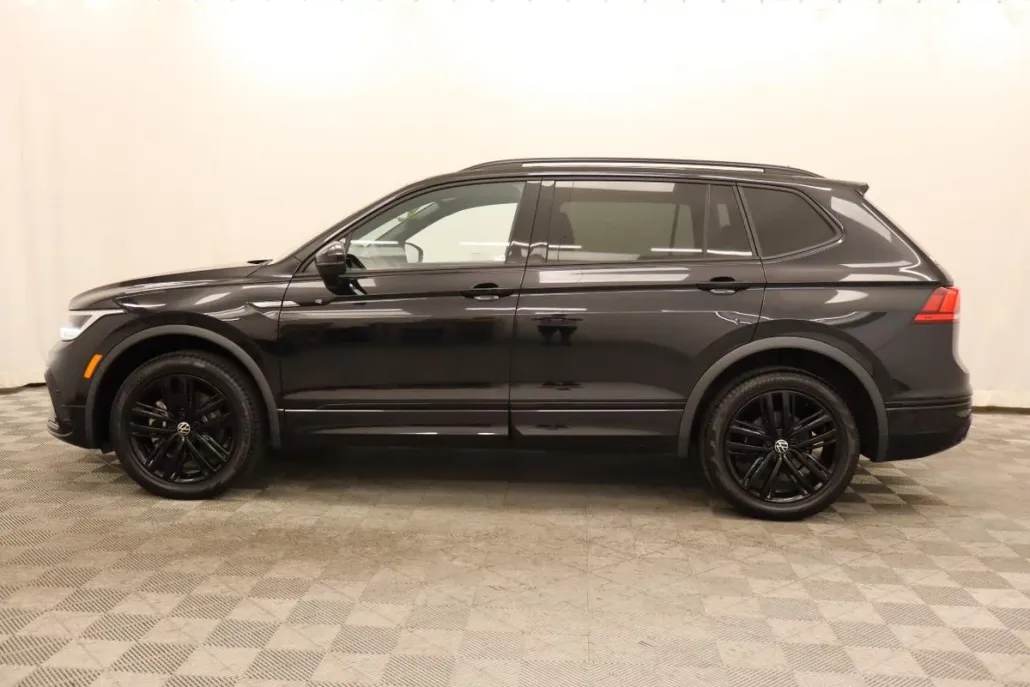 2022 Volkswagen Tiguan SE R-Line Black photo 1
