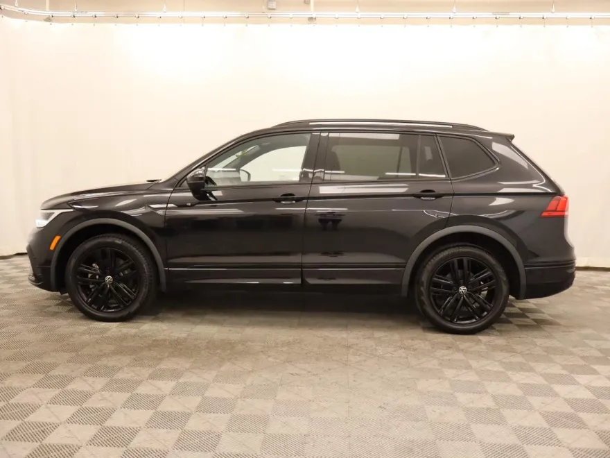 2022 Volkswagen Tiguan SE R-Line Black photo 1
