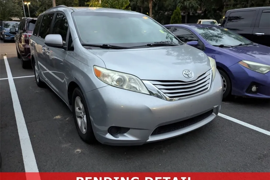 2015 Toyota Sienna LE photo 1
